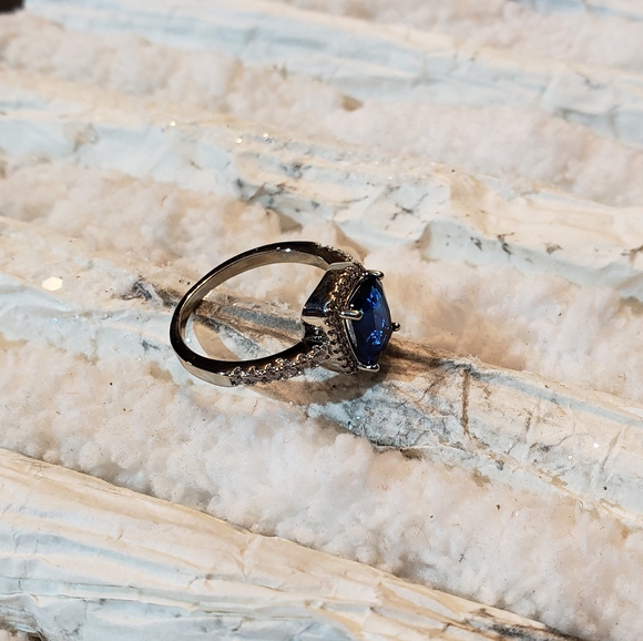 Beautiful Sapphire Statement Fashion Ring Cocktail - Picture 5 of 7